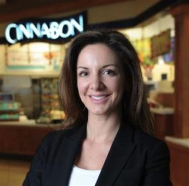 From Hot Wings to Hot Buns: How A Former Hooters Waitress Turned Cinnabon into Billion Dollar Brand