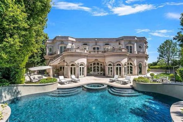 Mariah Carey Is Dropping $10 Thousand PER NIGHT On This AirBNB Rental